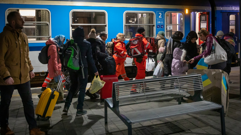 Váleční uprchlíci z Ukrajiny na nádraží v Ostravě.