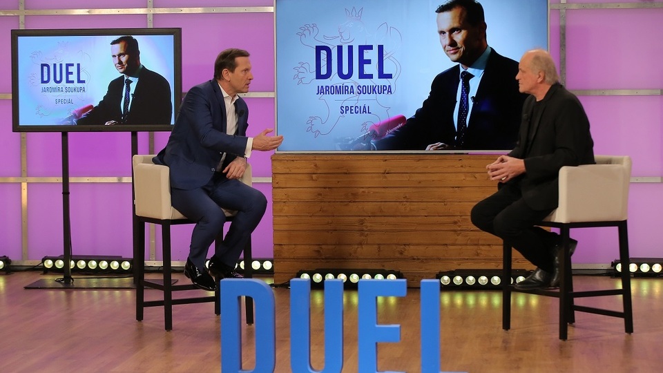 Moderátor pořadu Jaromír Soukup a hudebník a politik Michael Kocáb.