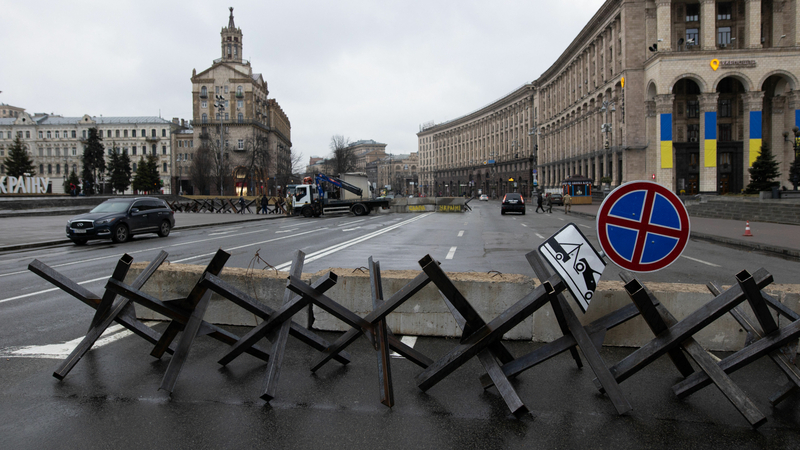 Protitankové zátarasy v hlavním ukrajinském městě Kyjevě. 