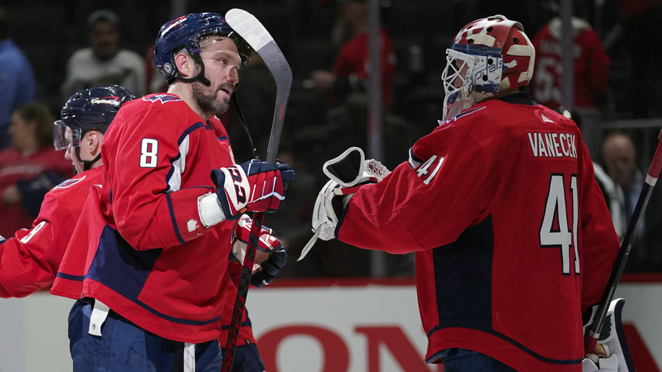 Český brankář Vítek Vaněček slaví spolu s Alexandrem Ovečkinem výhru Washingtonu.