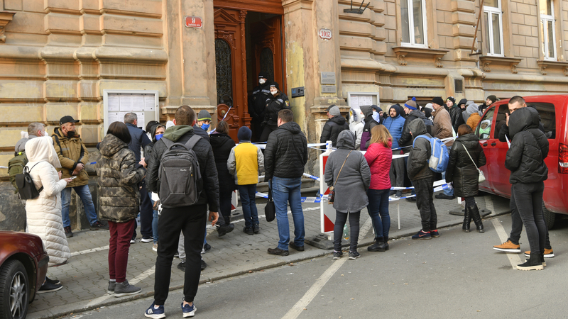 Váleční uprchlíci z Ukrajiny se hlásí na cizinecké policii v Plzni.