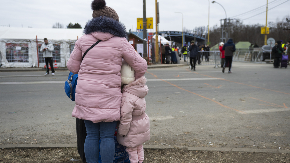 Ukrajinská žena s dětmi na útěku z Ukrajiny.