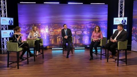 Moderátor pořadu Jaromír Soukup se svými hosty.