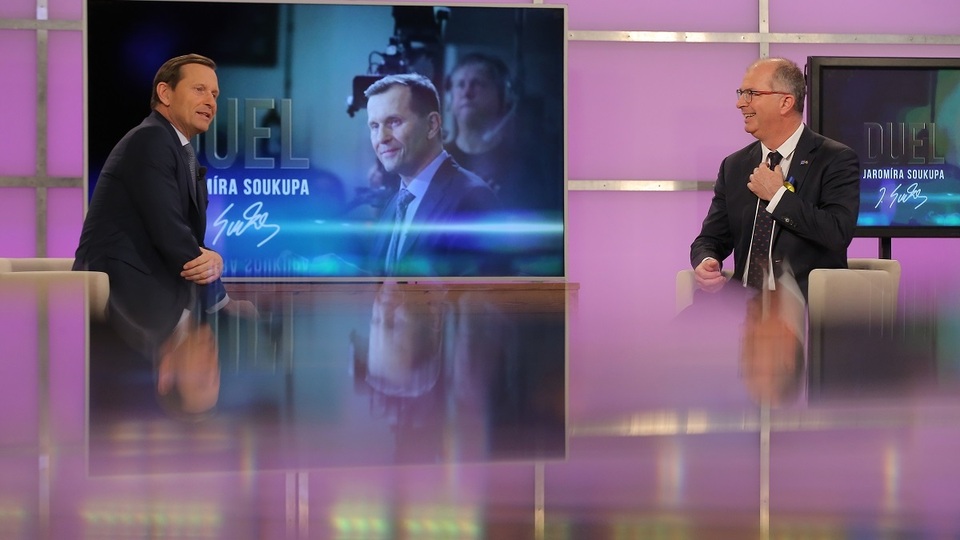 Moderátor pořadu Jaromír Soukup a poslanec a lékař Tom Philipp (KDU-ČSL).