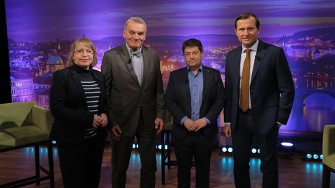 Moderátor pořadu Jaromír Soukup se svými hosty.