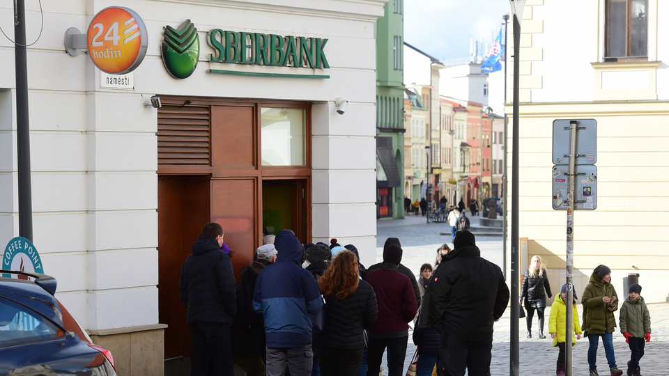 Fronta u pobočky Sberbank CZ (ilustrační foto).