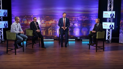 Moderátor pořadu Jaromír Soukup se svými hosty.