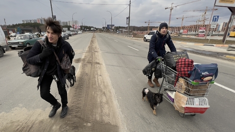 Váleční uprchlíci z Ukrajiny na cestě do bezpečí. 