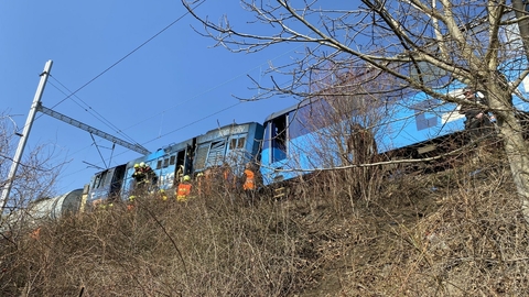 Na trati mezi stanicemi Praha-Vysočany a Horní Počernice se 10. března 2022 dopoledne srazily dva nákladní vlaky. Jedna z lokomotiv vykolejila.