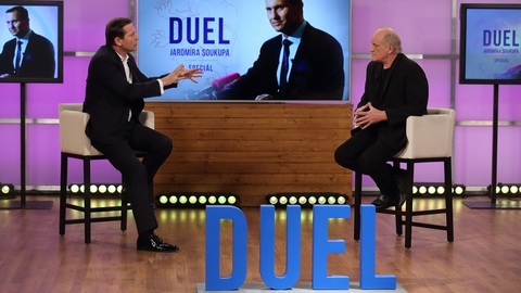 Moderátor pořadu Jaromír Soukup a hudebník a politik Michael Kocáb.