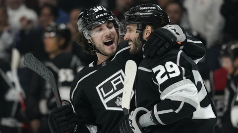 Český obránce Martin Frk (vpravo) se raduje ze vstřelené branky.