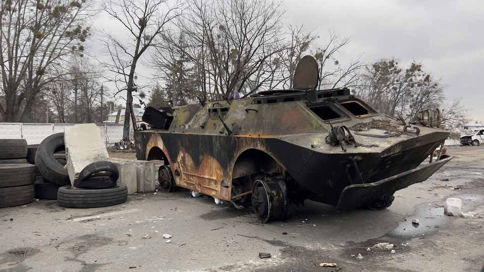 Zničené obrněné vozidlo ve válce na Ukrajině. 