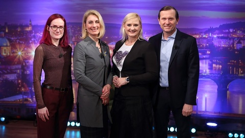 Moderátor pořadu Jaromír Soukup se svými hosty.