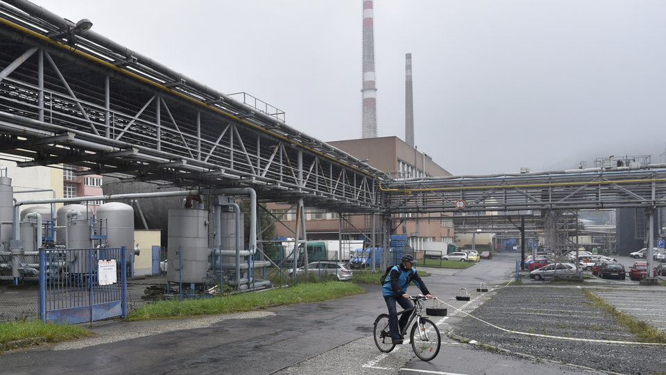 Kyanid, který způsobil úhyn desítek tun ryb v Bečvě, mohl pocházet z kanálu vedoucího do řeky z areálu bývalé Tesly v Rožnově pod Radhoštěm (na snímku z 1. října 2020). Takové podezření má Česká inspekce životního prostředí (ČIŽP) na základě odebraných vzorků.