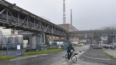 Kyanid, který způsobil úhyn desítek tun ryb v Bečvě, mohl pocházet z kanálu vedoucího do řeky z areálu bývalé Tesly v Rožnově pod Radhoštěm (na snímku z 1. října 2020). Takové podezření má Česká inspekce životního prostředí (ČIŽP) na základě odebraných vzorků.