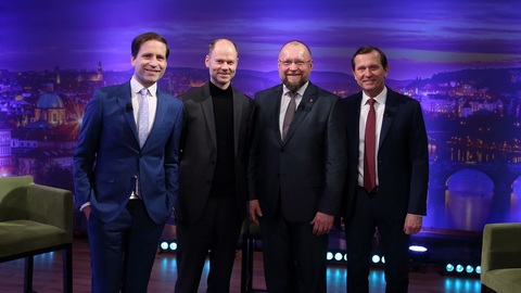 Moderátor pořadu Jaromír Soukup se svými hosty.