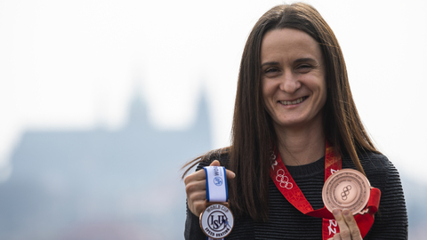 Rychlobruslařka Martina Sáblíková pózuje s medailemi z letošní sezony, 17. března 2022, Praha.