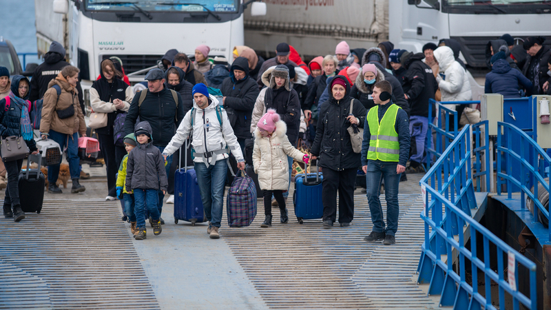 Váleční uprchlíci z Ukrajiny na cestě do bezpečí. 