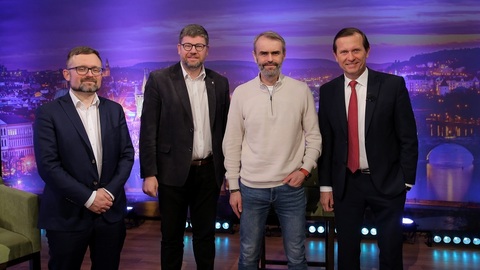 Moderátor pořadu Jaromír Soukup se svými hosty.