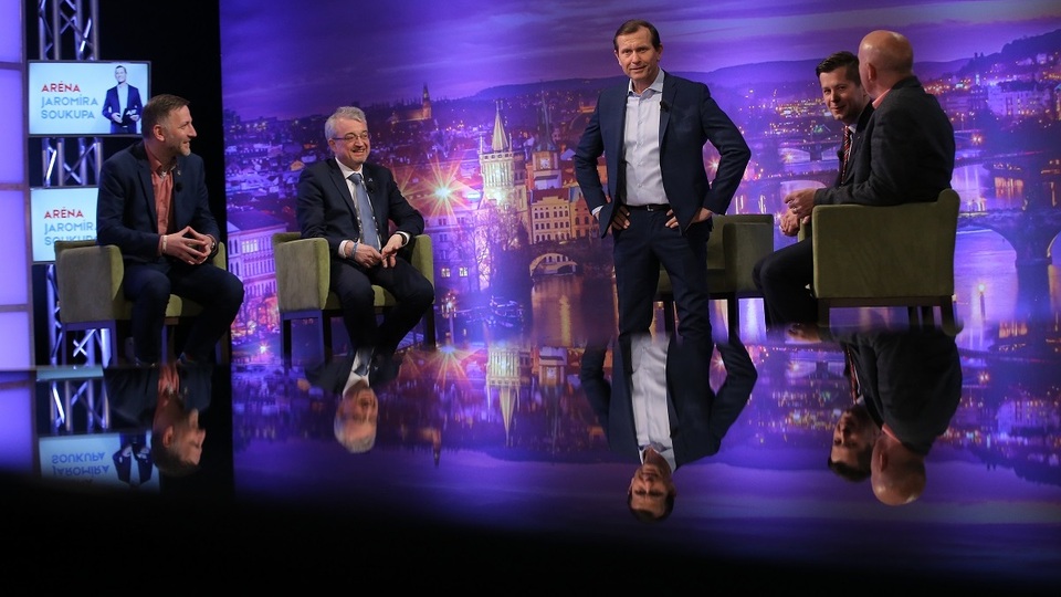 Moderátor pořadu Jaromír Soukup se svými hosty.