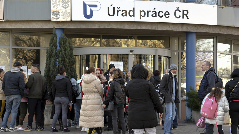 Váleční uprchlíci z Ukrajiny před pobočkou Úřadu práce v Ostravě. 