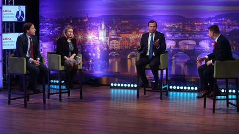 Moderátor pořadu Jaromír Soukup se svými hosty.