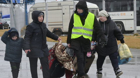 Váleční uprchlíci z Ukrajiny na cestě do bezpečí. 