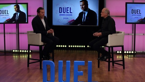 Moderátor pořadu Jaromír Soukup a hudebník a politik Michael Kocáb.