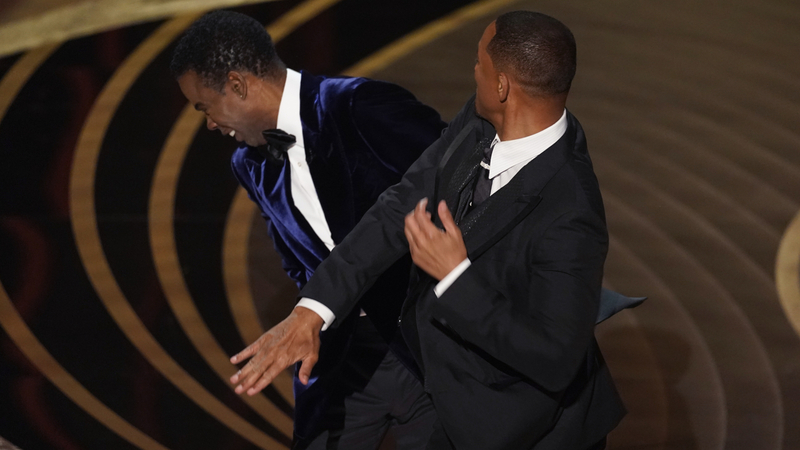 Při předávání filmových cen Oscar americký herec Will Smith, který získal cenu pro nejlepšího herce, vstal ze svého místa v sále a na pódiu udeřil do tváře moderátora a komika Chrise Rocka. 