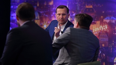 Moderátor pořadu Jaromír Soukup se svými hosty.