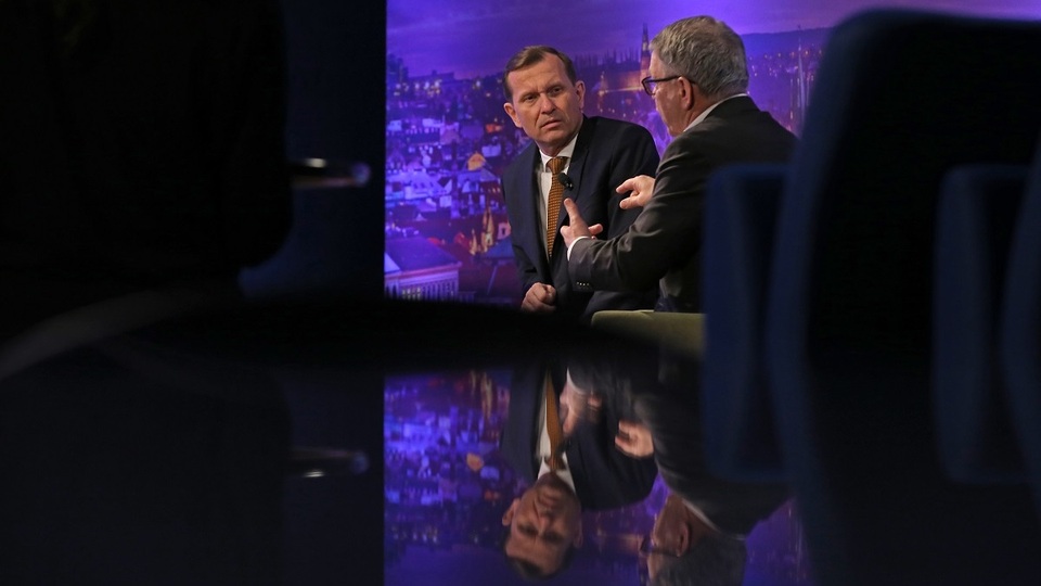 Moderátor pořadu Jaromír Soukup a bývalý ministr zahraničí Lubomír Zaorálek (ČSSD).