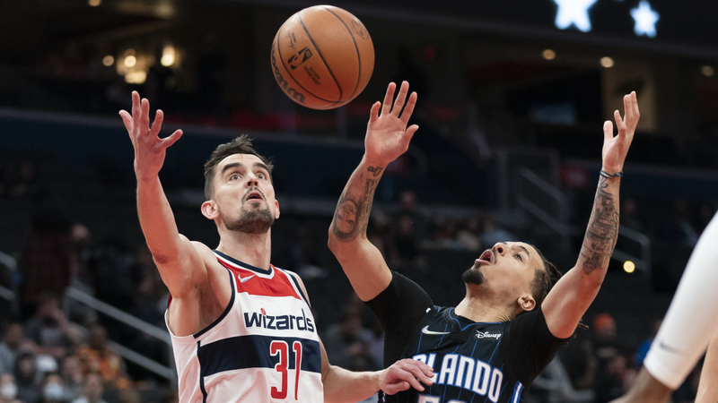 Tomáš Satoranský v souboji o míč.