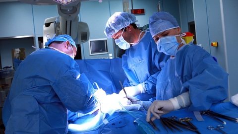 Operace v nemocnici (ilustrační foto).