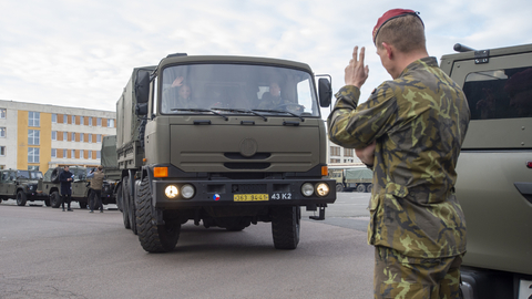Příslušníci 43. výsadkového pluku se 4. dubna 2022 v Chrudimi chystají k odjezdu na misi na Slovensko, kde česká armáda povede mnohonárodní bojové uskupení Severoatlantické aliance.