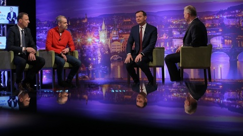 Moderátor pořadu Jaromír Soukup se svými hosty.