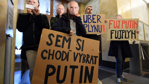 Aktivisté z koalice Zastavme špinavé prachy 4. dubna 2022 v pobočce Komerční banky na Václavském náměstí v Praze protestují proti spolupráci některých bank s ruským fosilním průmyslem.
