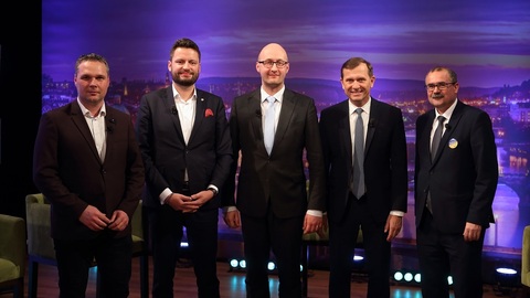 Moderátor pořadu Jaromír Soukup se svými hosty.