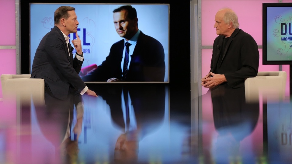 Moderátor pořadu Jaromír Soukup a hudebník a politik Michael Kocáb.