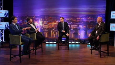 Moderátor pořadu Jaromír Soukup se svými hosty.