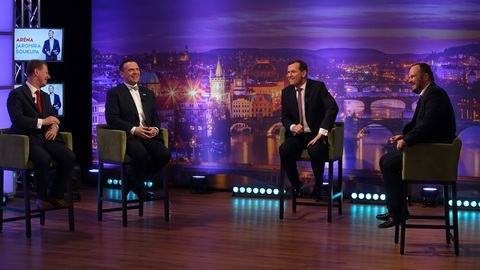 Moderátor pořadu Jaromír Soukup se svými hosty.