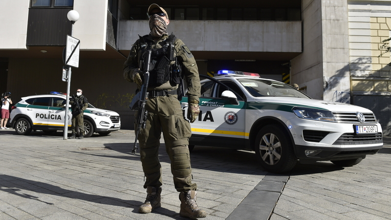 Policista před budovou Nejvyššího soudu Slovenské republiky (ilustrační foto).