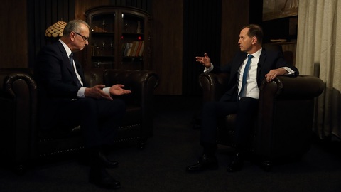 Moderátor pořadu Jaromír Soukup a bývalý poslanec Miroslav Kalousek (TOP 09).