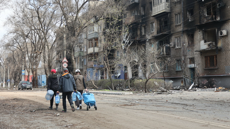 Poničené domy následkem války v ukrajinském městě Mariupol.