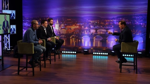 Moderátor pořadu Jaromír Soukup se svými hosty.