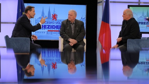 Moderátor pořadu Jaromír Soukup, hudebník a politik Michael Kocáb a sociolog Jan Hartl.