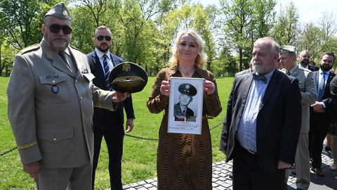 Ministryně obrany Jana Černochová a členové její delegace ve Washingtonu 24. dubna 2022 uctili památku Čechoslováka Franka Newmana, který se postavil komunistům a jako americký pilot zemřel ve Vietnamu.