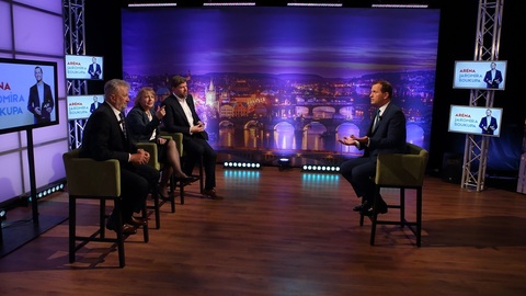 Moderátor pořadu Jaromír Soukup se svými hosty.