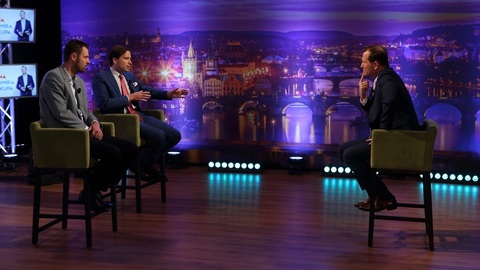 Moderátor pořadu Jaromír Soukup se svými hosty.