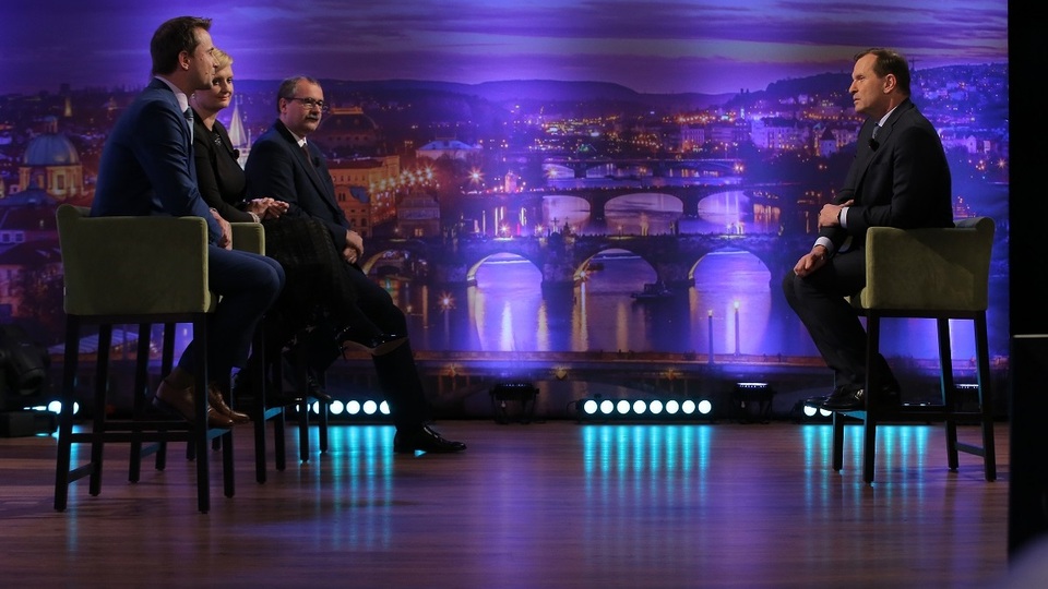 Moderátor pořadu Jaromír Soukup se svými hosty.