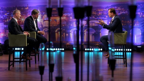 Moderátor pořadu Jaromír Soukup se svými hosty.